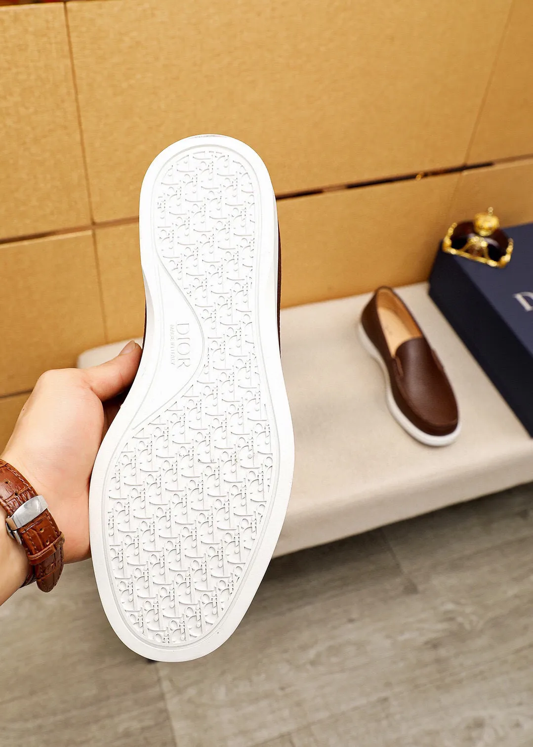 Men's shoes 💰460 💐 Product trademark: Dior "Dior" casual leather shoes Regular size: 38-44 (45.46.47🉑️customized) Product materials: Selected first-layer lychee calfskin upper imported from Italy, imported water-dyed 🐂 cowhide lining. Strong three-dimensional visual effect, rubber outsole Color: 3⃣️colors available